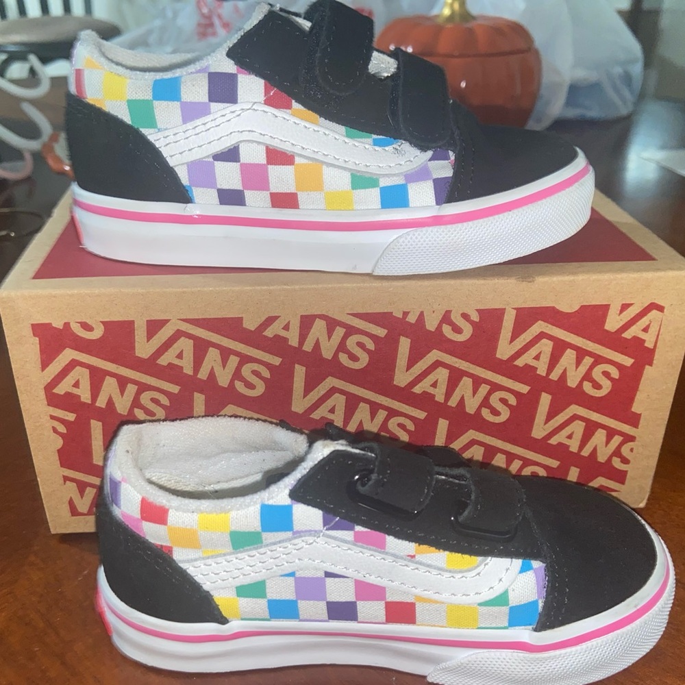 Toddler girl old sckool V vans.
